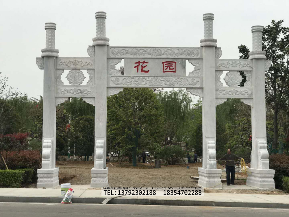 洛阳前进化工花园石牌坊安装完工-汉白玉石牌坊(图1)
