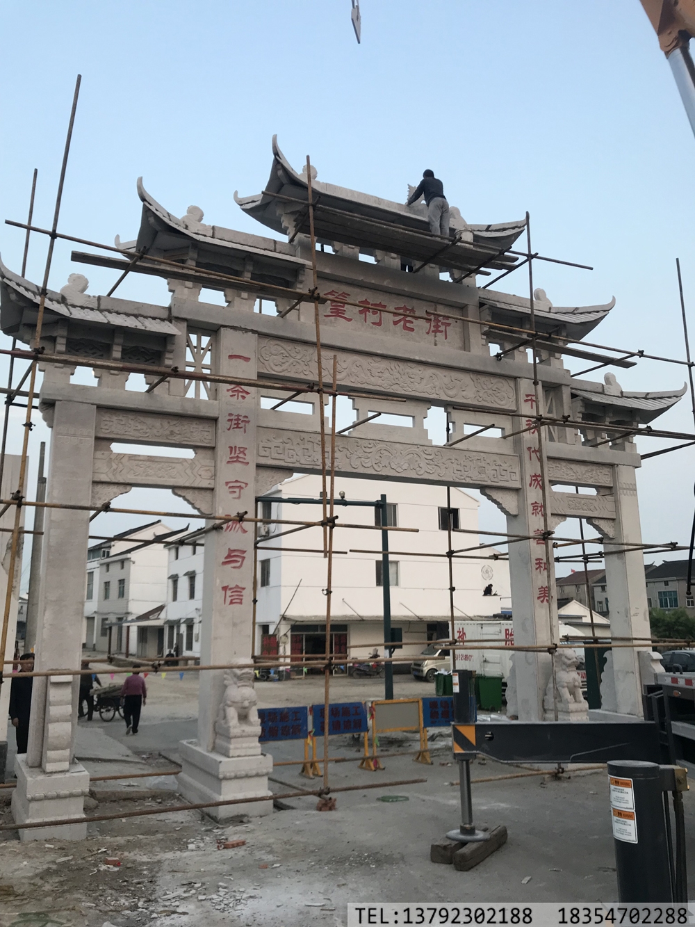 江苏无锡篁村老街三门五楼石牌坊安装完工--金点(图3)
