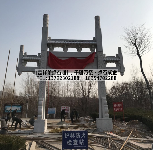 莱芜高新区单门石牌坊安装完成(图1)