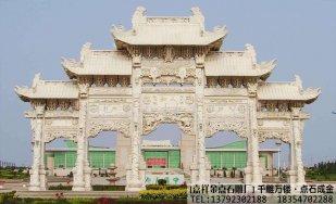 线雕方法雕刻出的石雕牌坊刚进有力