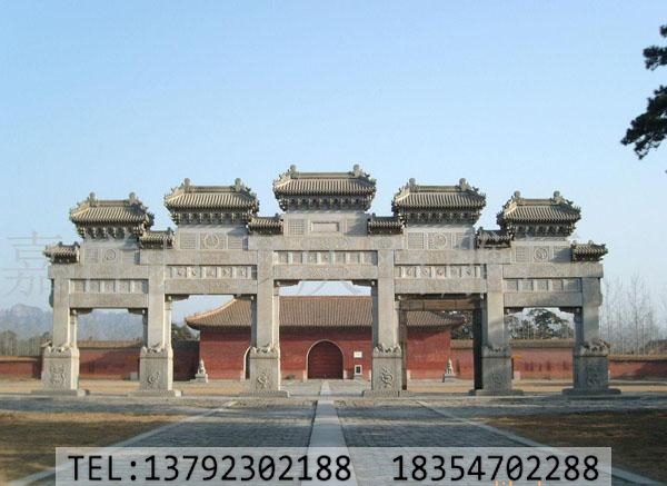 这座石牌坊显示出了皇权的象征，显得多么的威武霸气。