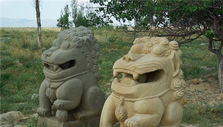 石狮被恶搞，瞬间变屌丝(图1)