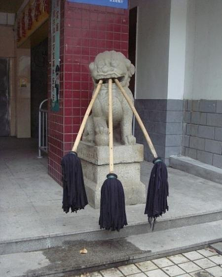 石狮被恶搞，瞬间变屌丝(图2)