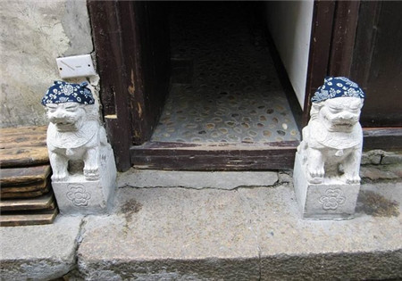 石狮被恶搞，瞬间变屌丝(图4)