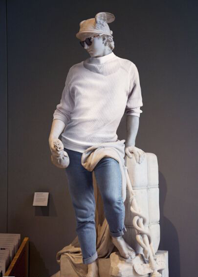卢浮宫里的裸体石雕像都穿上了衣服,效果会如(图12) 卢浮宫里的裸体石雕像都穿上了衣服,效果会如(图12)