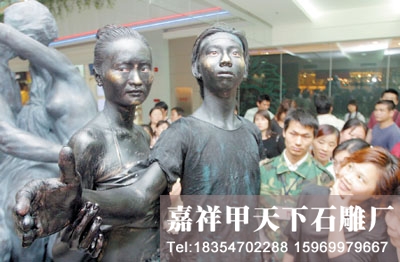 石狮子厂家--“雕塑”会动 原来是真人(图1)